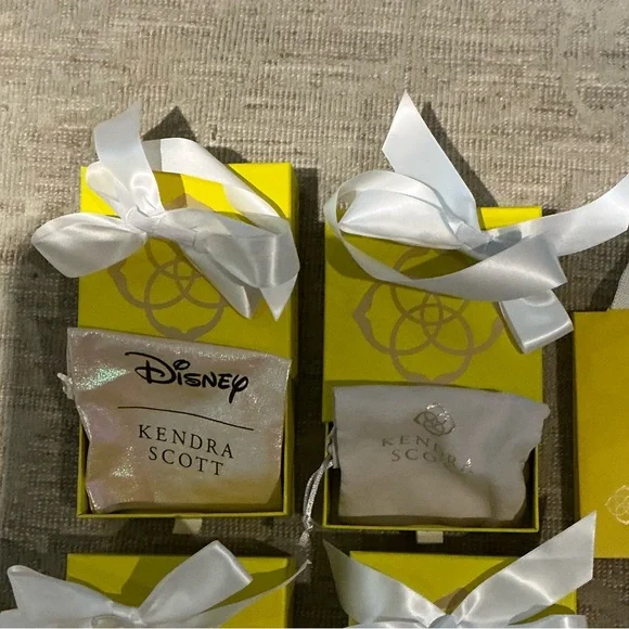 Kendra Scott Boxes - Picture 2 of 5